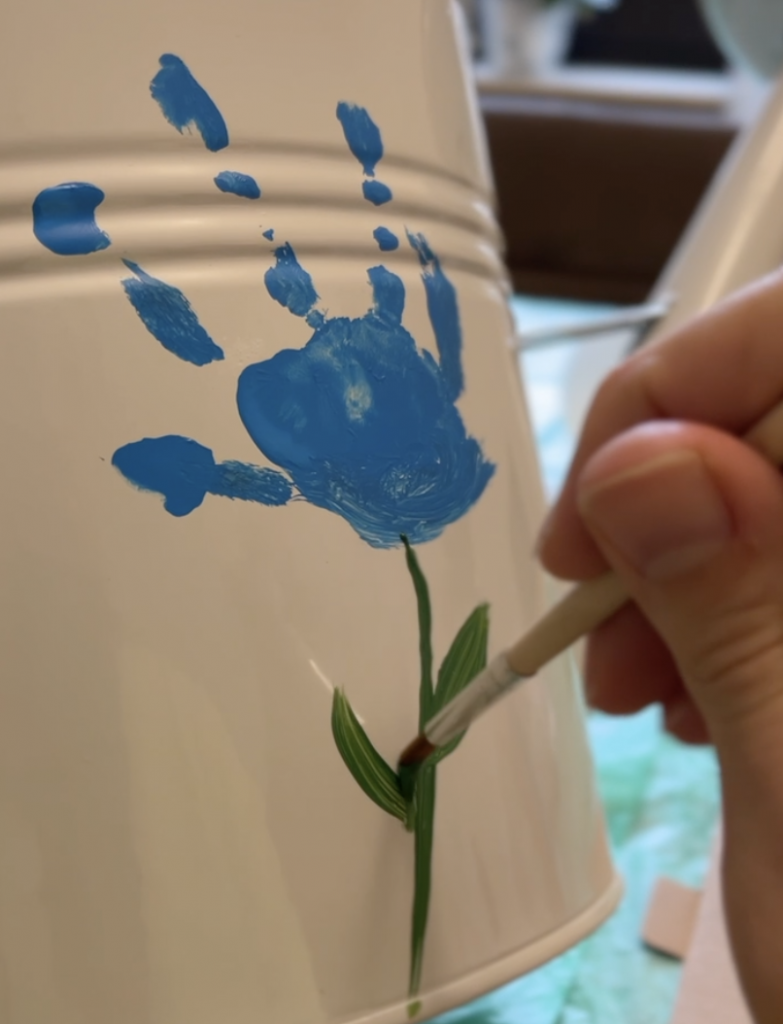 Gießkanne bemalen mit Blumen.