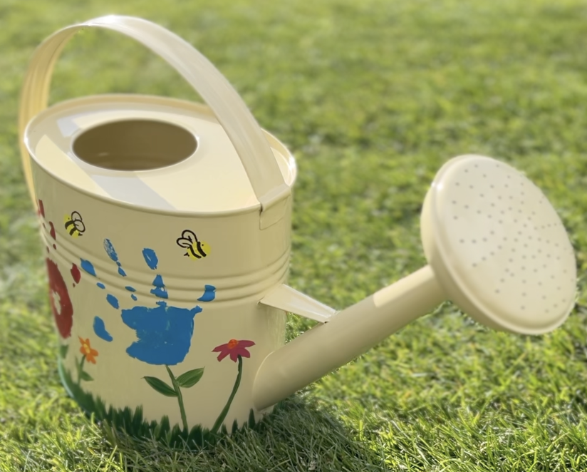 Gießkanne mit Handabdrücken.