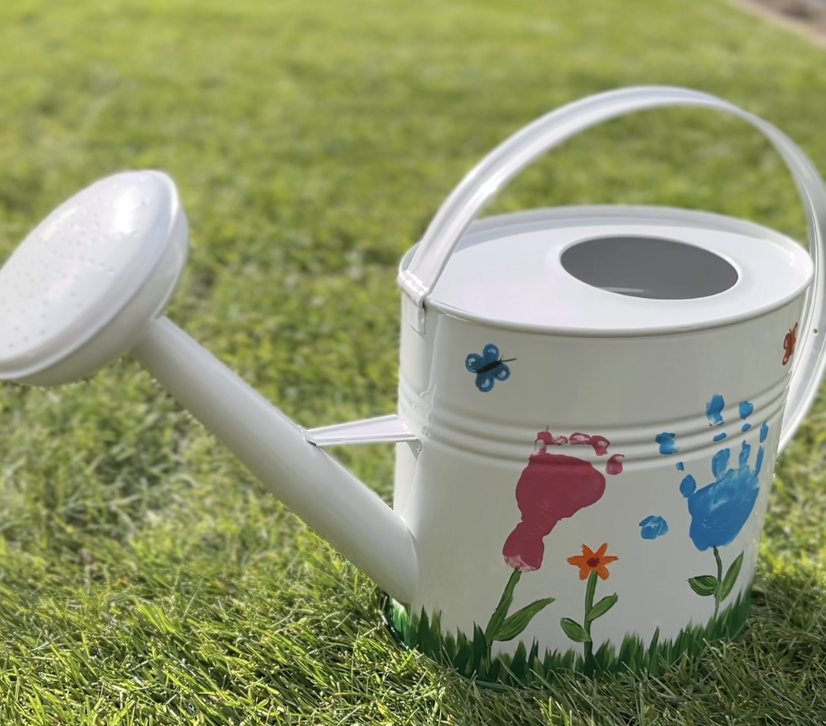 Gießkanne mit Handabdrücken.