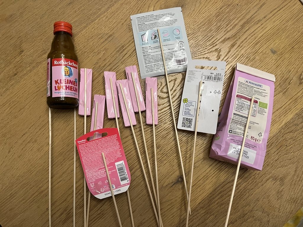 Kleine Geschenke an Holzspieße geklebt für Geschenkstrauß.