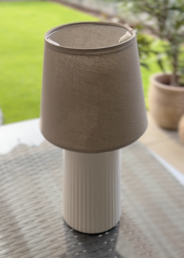 Fertige Solar Tischlampe aus Vase mit Lampenschirm.