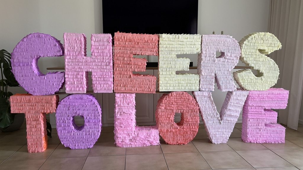 XXL Buchstaben aus Karton mit Krepppapier ummantelt.